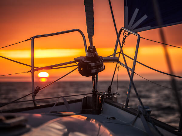 Fören på båten i solnedgången