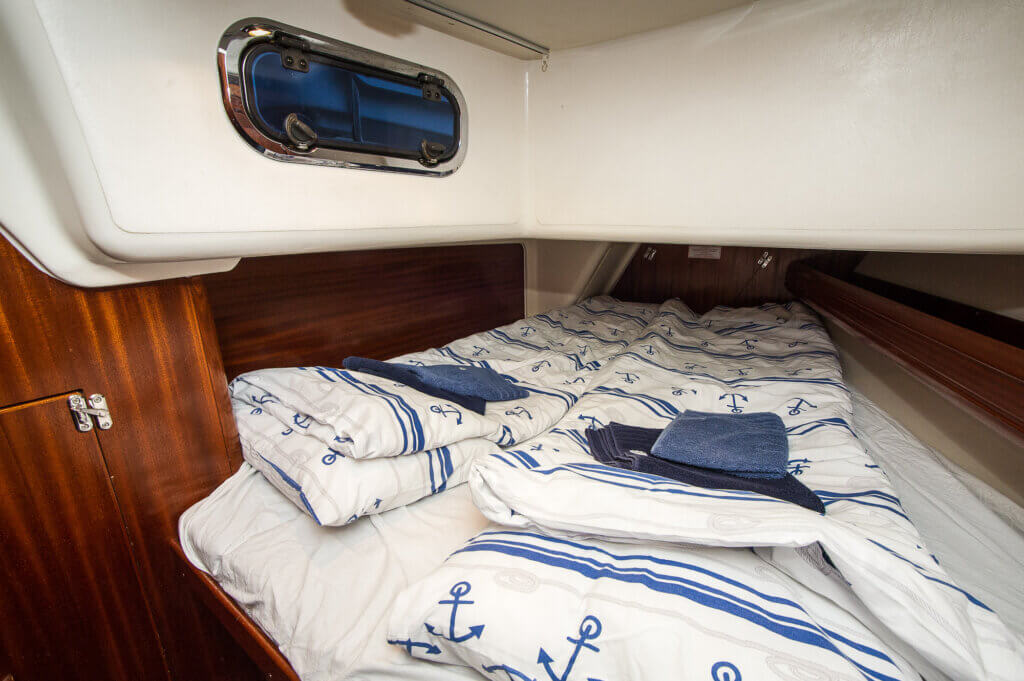 Säng på båten i en av hytterna