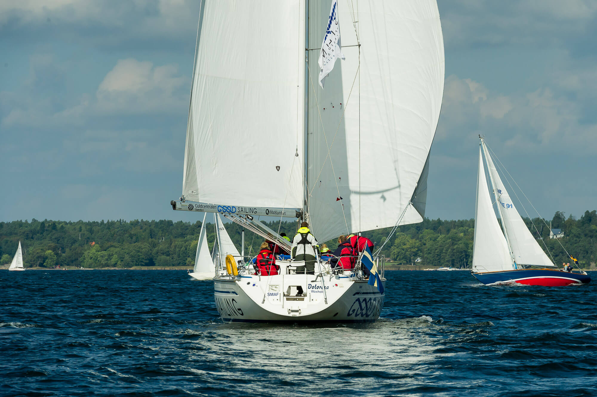 Goodsailing båt seglar i stockholms skärgård