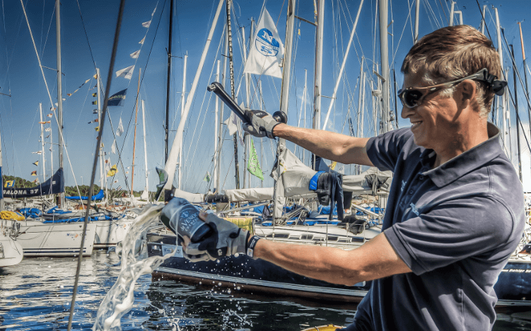 sabrera champagne på segelbåt i Stockholms skärgård